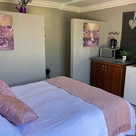 Stellies Accommodation - Room 2 Кетмансхоп Екстериор снимка