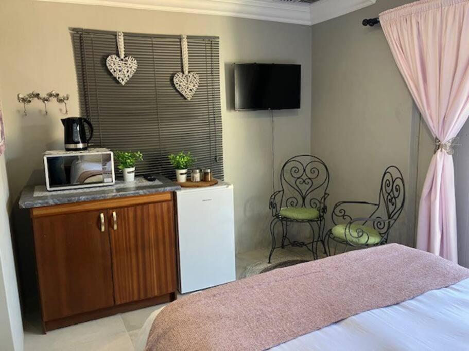 Stellies Accommodation - Room 2 Кетмансхоп Екстериор снимка