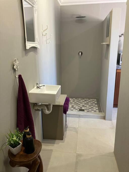 Stellies Accommodation - Room 2 Кетмансхоп Екстериор снимка