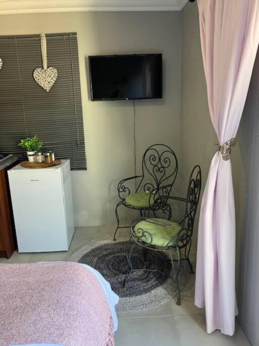 Stellies Accommodation - Room 2 Кетмансхоп Екстериор снимка