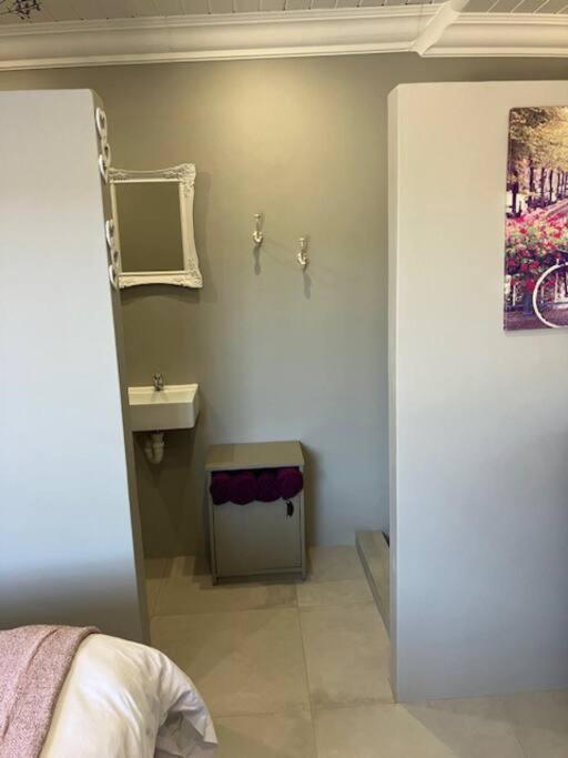 Stellies Accommodation - Room 2 Кетмансхоп Екстериор снимка