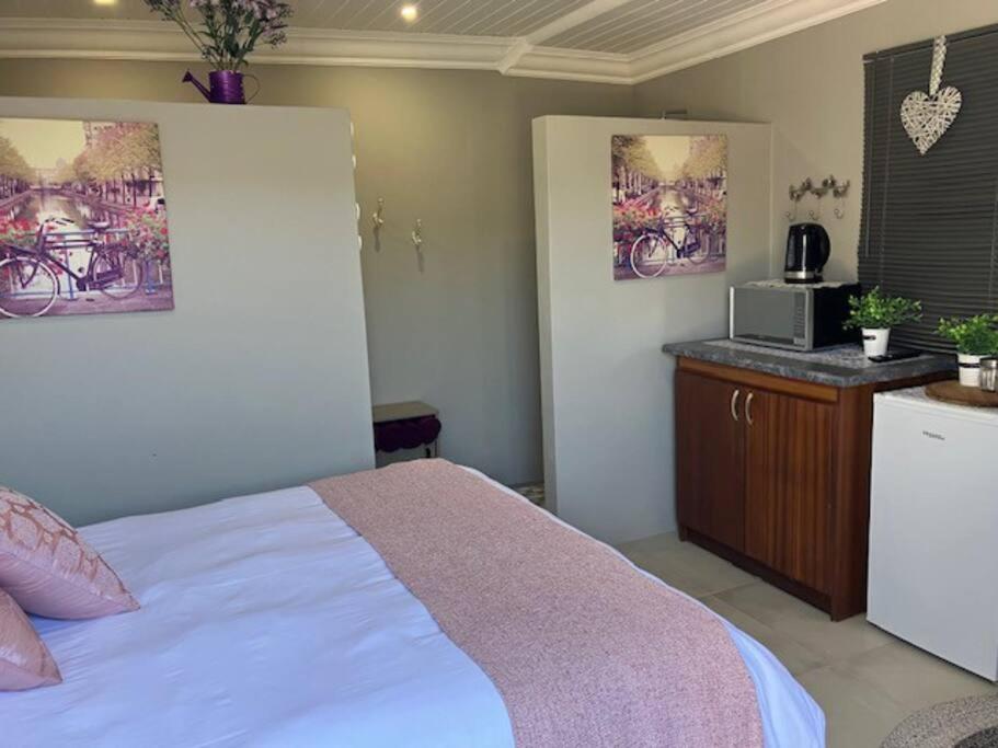 Stellies Accommodation - Room 2 Кетмансхоп Екстериор снимка