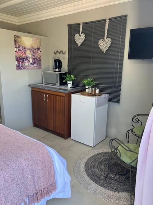 Stellies Accommodation - Room 2 Кетмансхоп Екстериор снимка