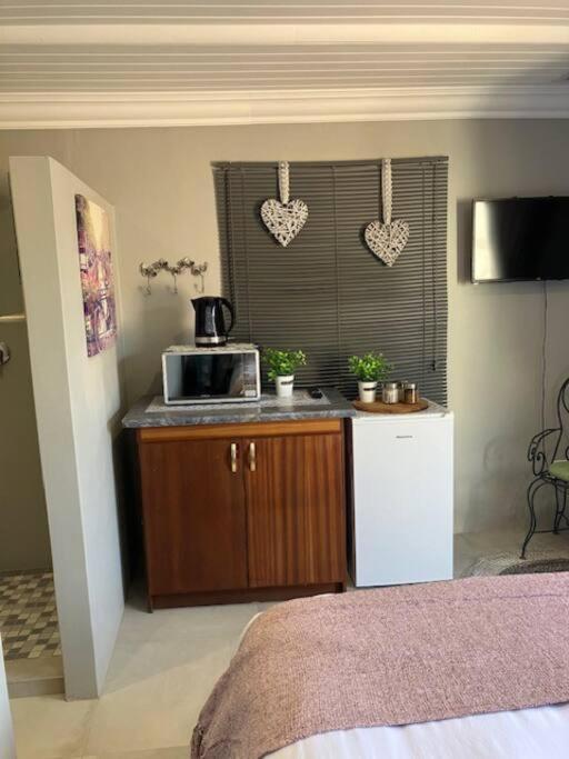 Stellies Accommodation - Room 2 Кетмансхоп Екстериор снимка