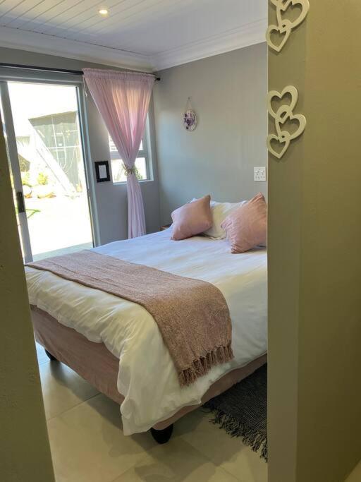 Stellies Accommodation - Room 2 Кетмансхоп Екстериор снимка