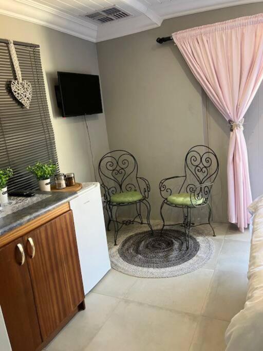 Stellies Accommodation - Room 2 Кетмансхоп Екстериор снимка
