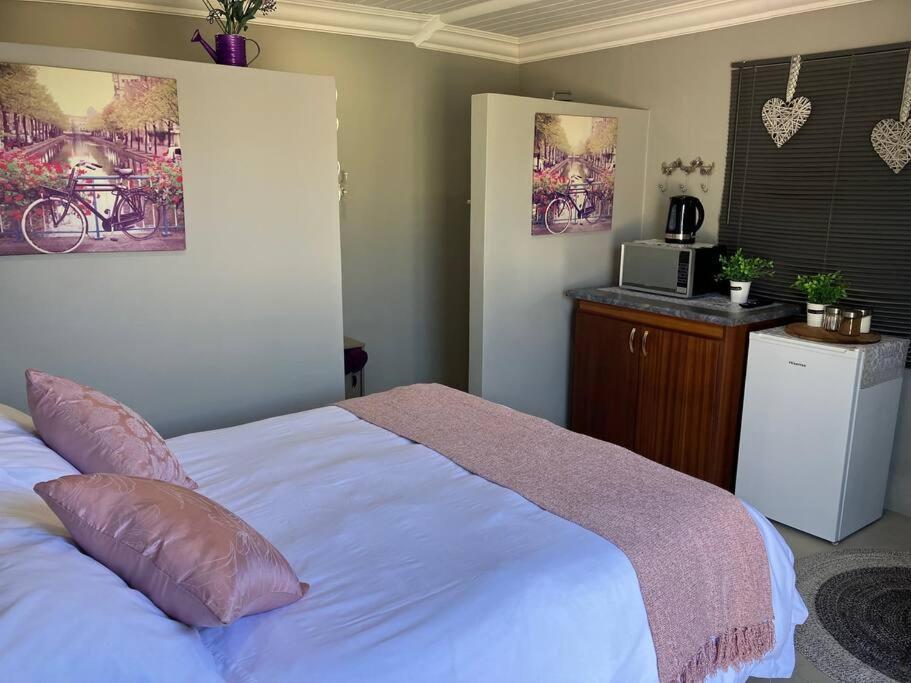 Stellies Accommodation - Room 2 Кетмансхоп Екстериор снимка